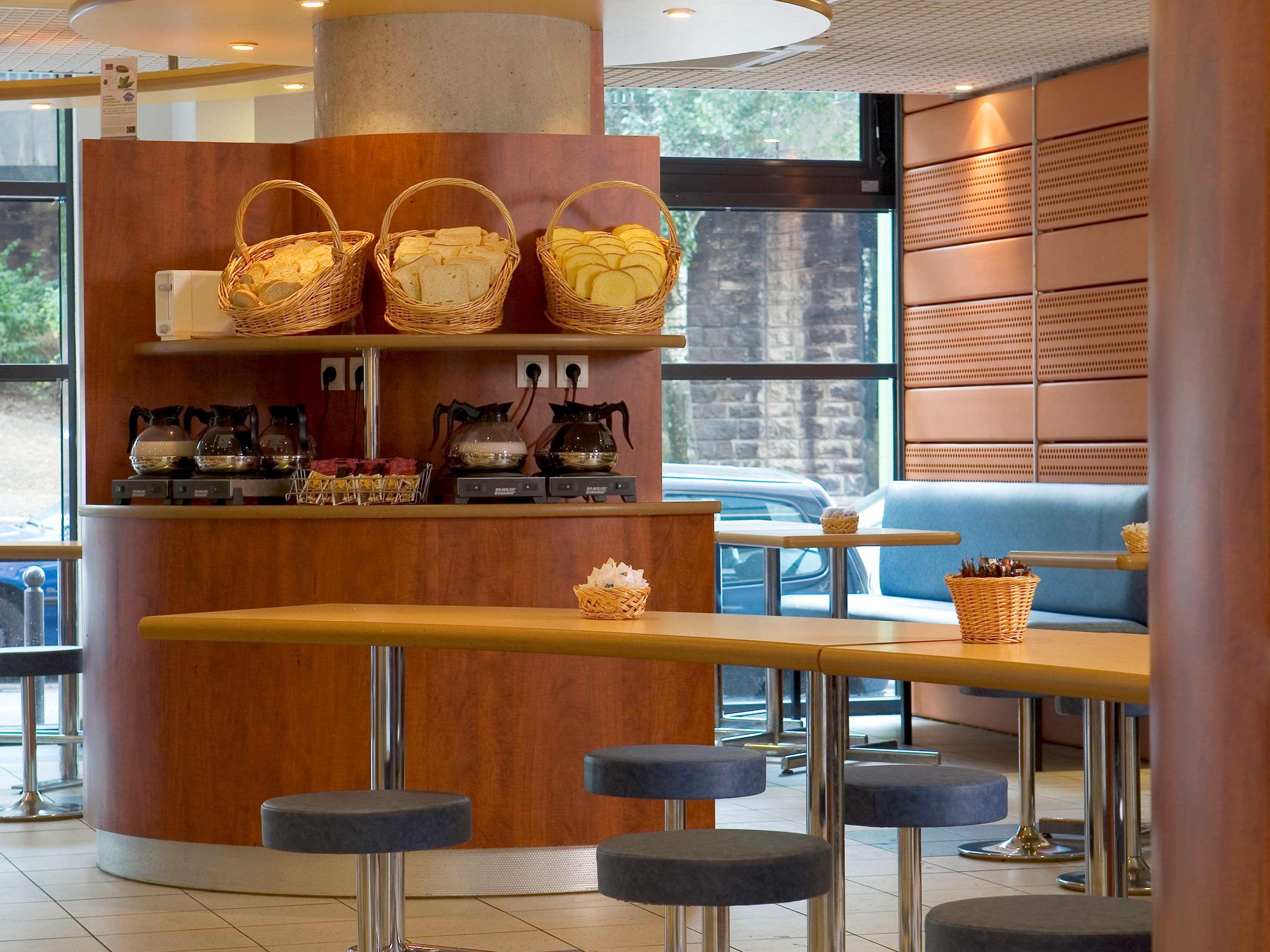 Greet Hotel Paris Porte De La Chapelle - Arena Сен Дени Екстериор снимка
